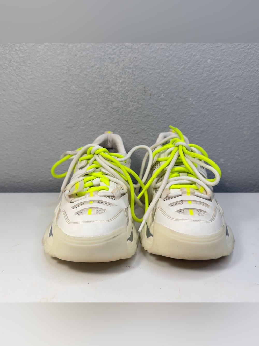 STEVE MADDEN POWER Sneakers White 7.5 M Neon Yellow/green trim 2 laces - Picture 3 of 8